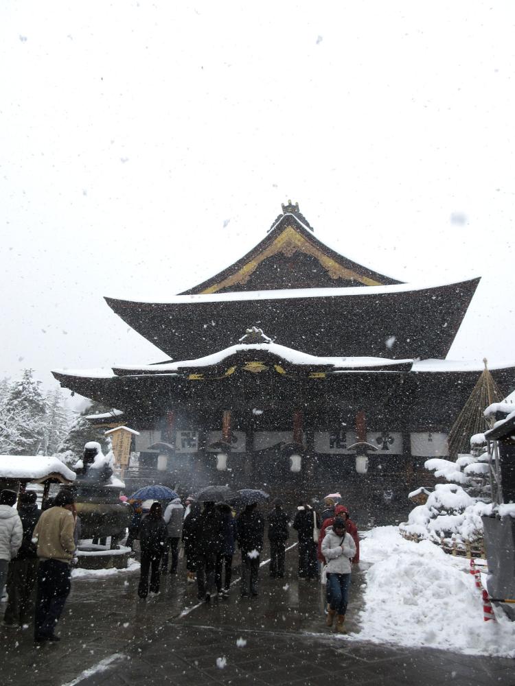 善光寺 本堂(大香炉と参拝者)