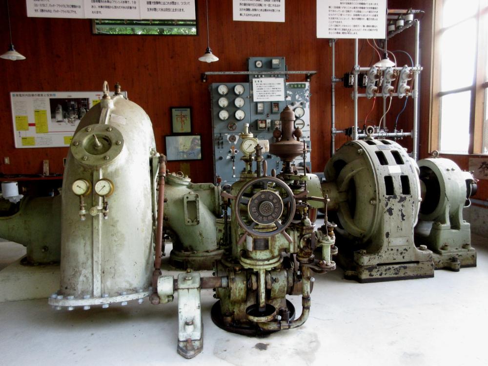 旧上水電力発電所 水車・調速機・発電機の写真