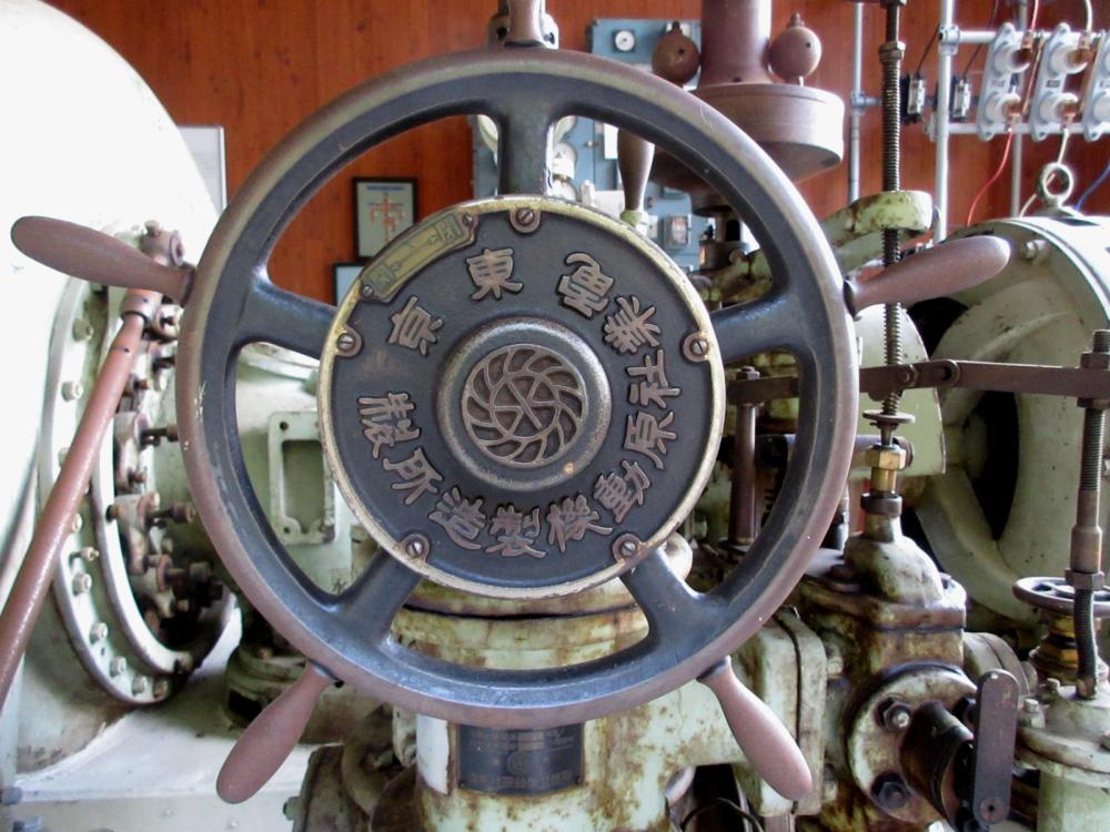 旧上水電力発電所  調速機のハンドルの写真