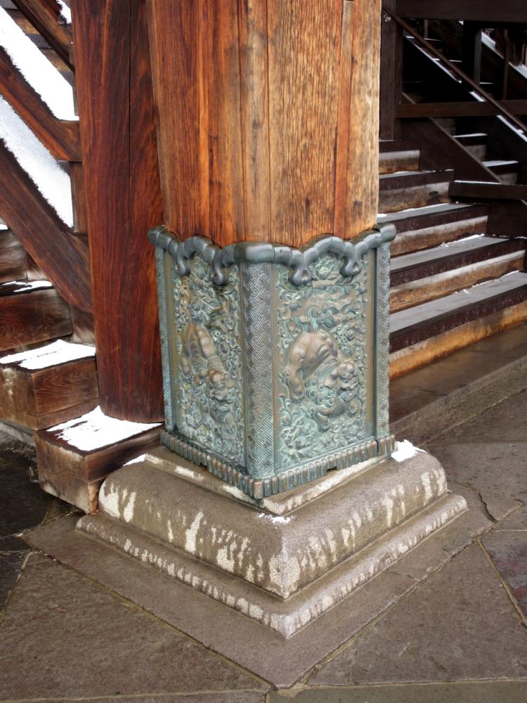 善光寺 本堂 東向拝の柱(地震柱)