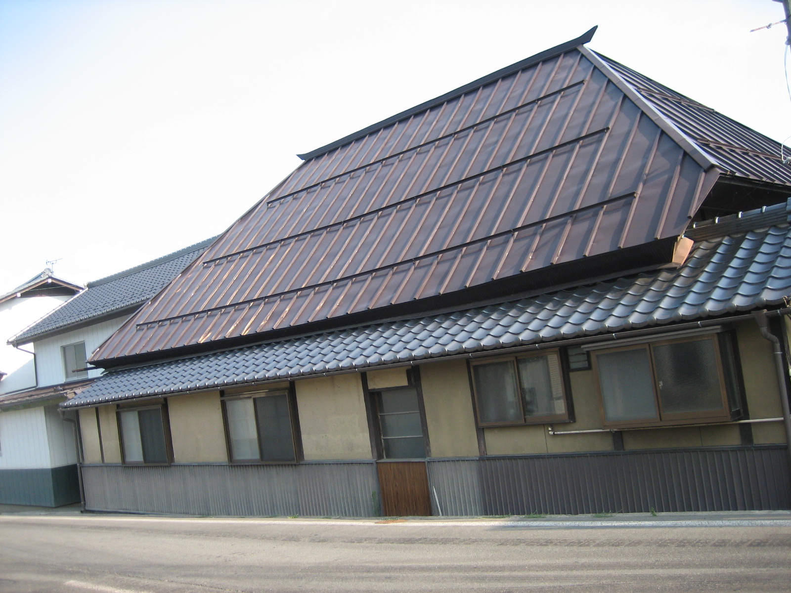 徳間（屋根の大きな民家）の写真