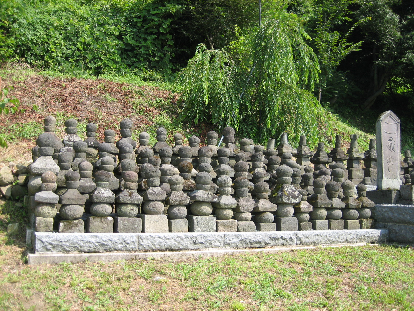 聖林寺跡の五輪塔群１