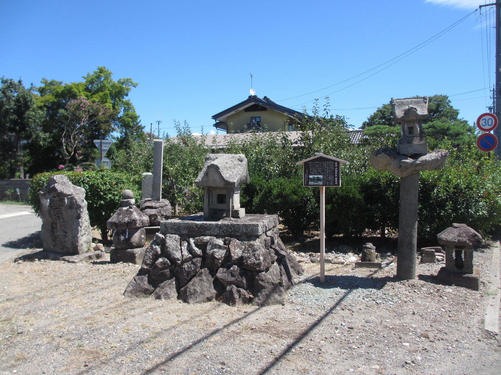 虎塚・虎御前社・曽我塚（上駒沢）