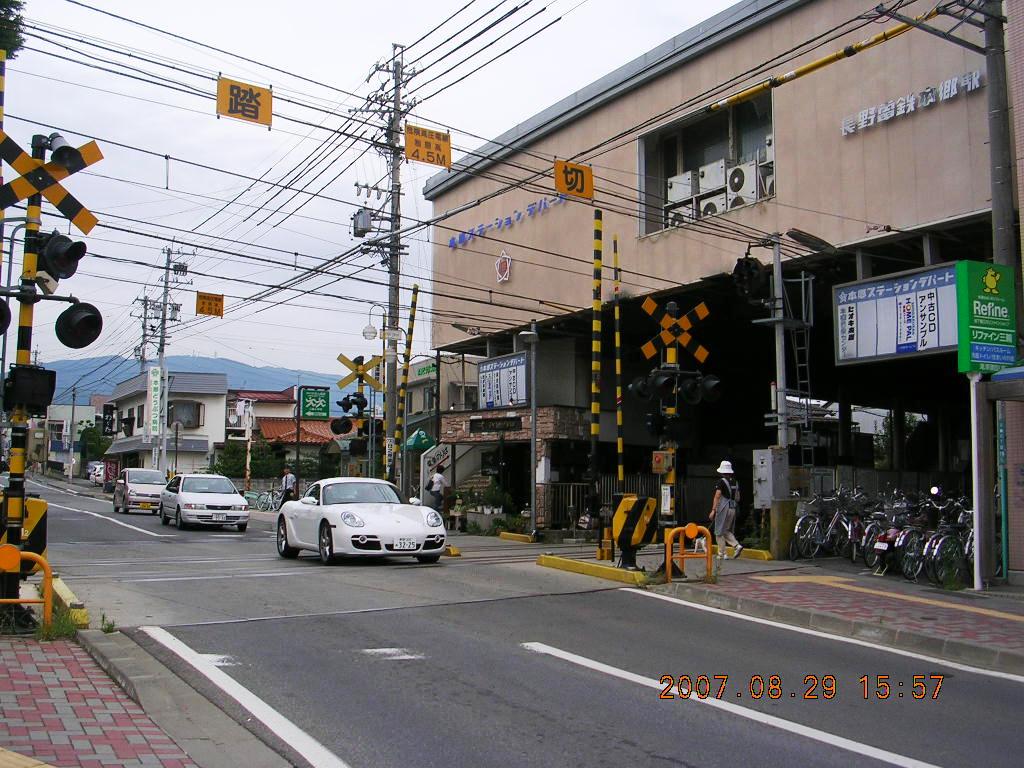 本郷駅と踏切の写真