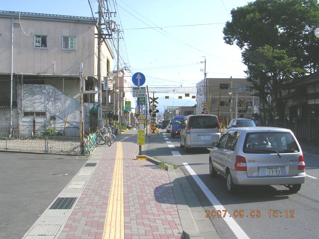 本郷駅と三輪幹線南方面の写真