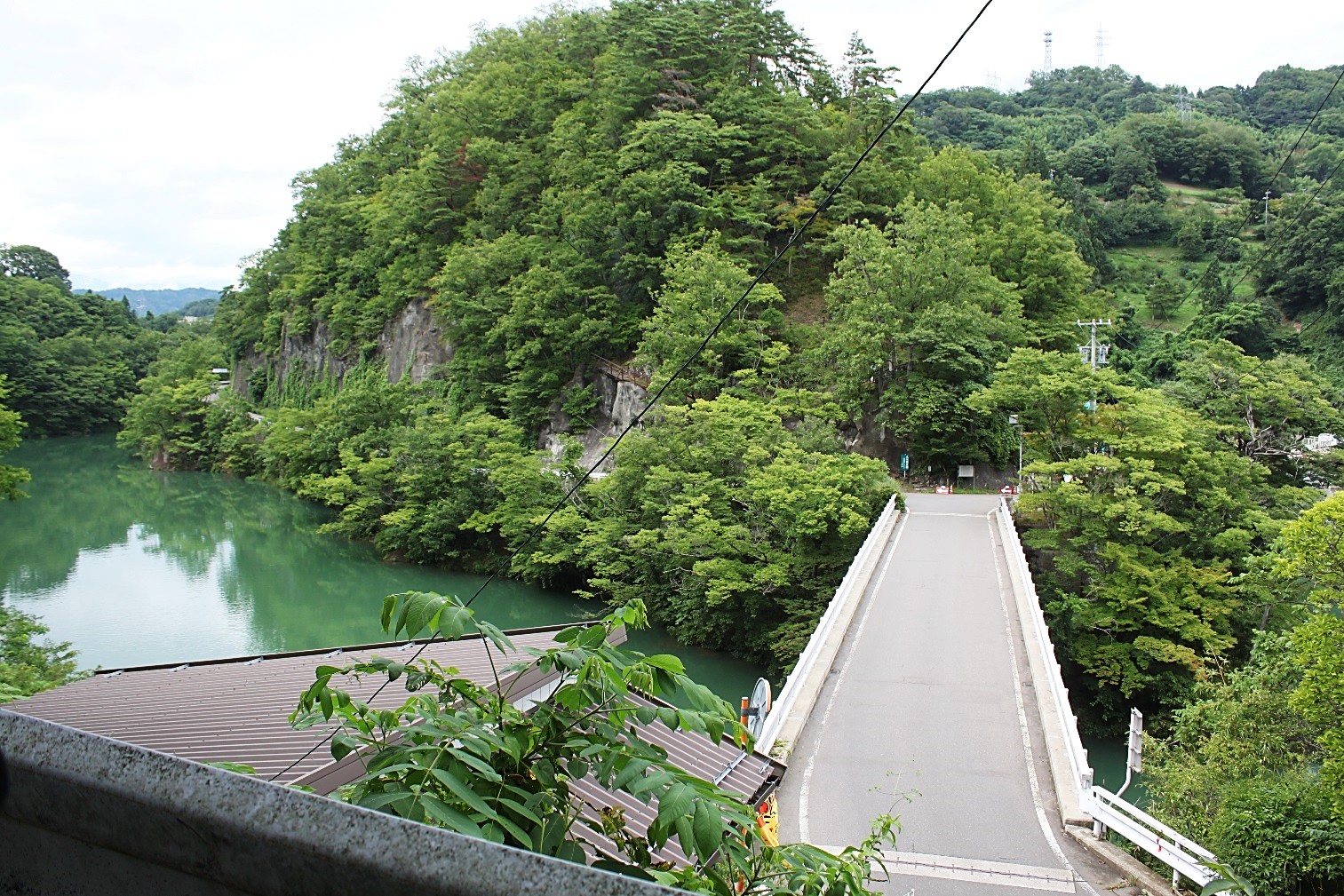 久米路橋7 かつての地形がうかがえる岩壁の写真