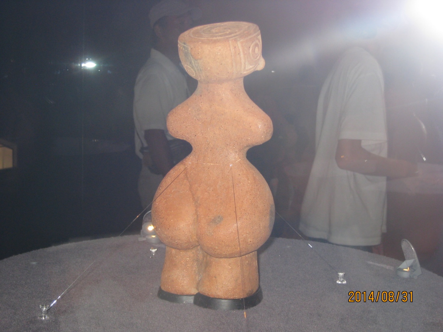 国宝 土偶「縄文のビーナス」 後ろ姿